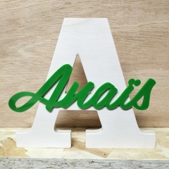 Letra inicial de madeira natural com nome de plástico ecológico PLA cores de Cortaydecora | Letras de Madera