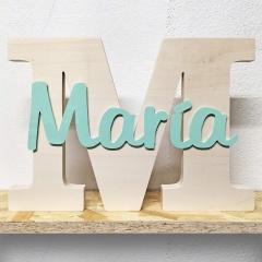 Lettera iniziale in legno naturale con nome in plastica ecologica PLA colori de Cortaydecora | Letras de Madera