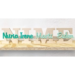 Letra inicial de madeira natural com nome de plástico ecológico PLA cores de Cortaydecora | Letras de Madera